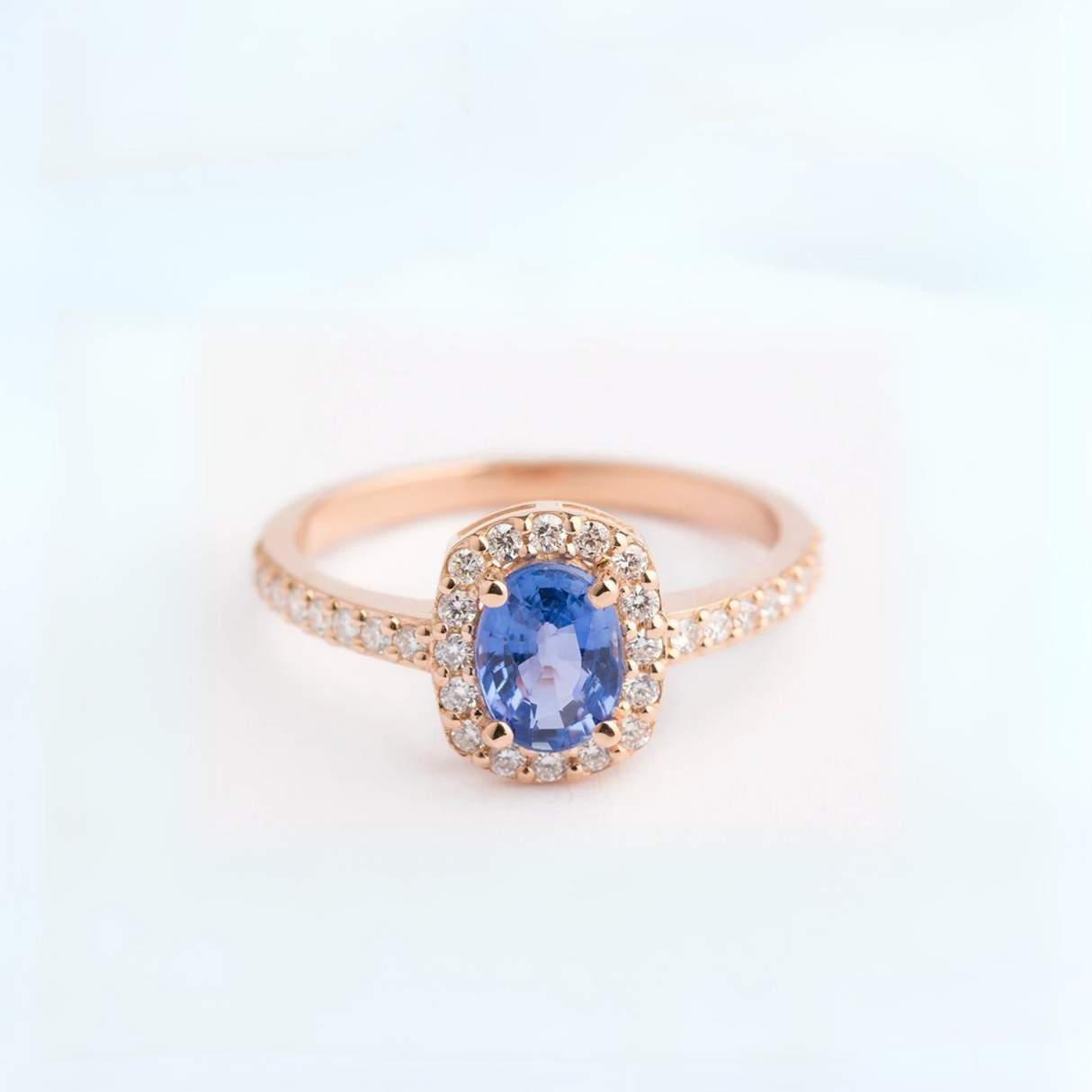 Klasyczny pierścionek z szafirem i brylantami