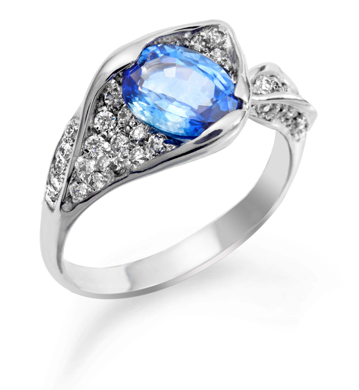 Pierścionek z szafirem i diamentami z białego złota - widok z góry