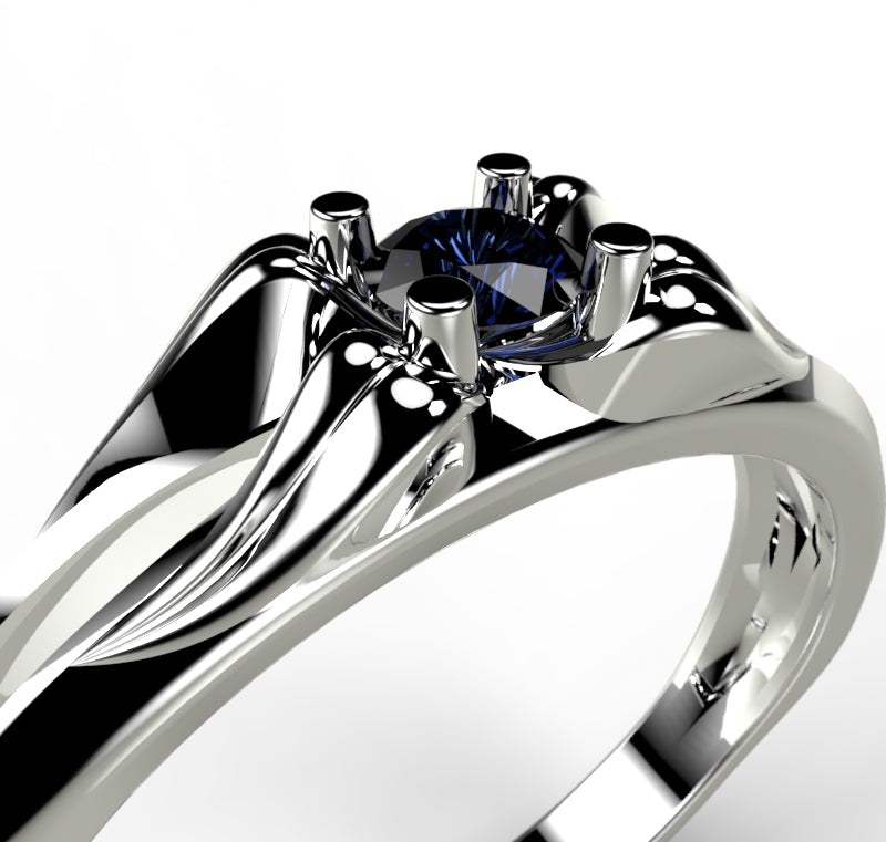 Srebrny pierścionek z szafirem - widok z ukosa.