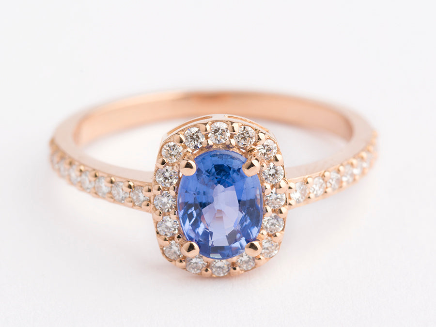 Pierścionek z szafirem i diamentami z różowego złota - widok z boku