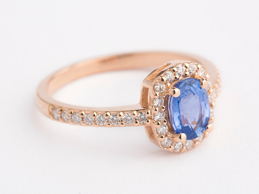 Pierścionek z szafirem i diamentami z różowego złota - widok pod kątem