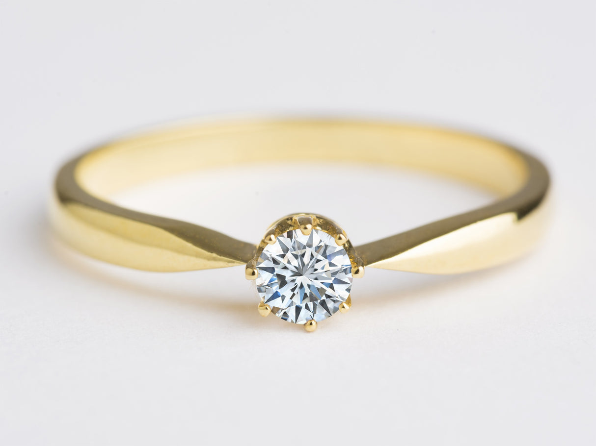 Pierścionek zaręczynowy z żółtego złota z diamentem 0,20 ct - widok z przodu