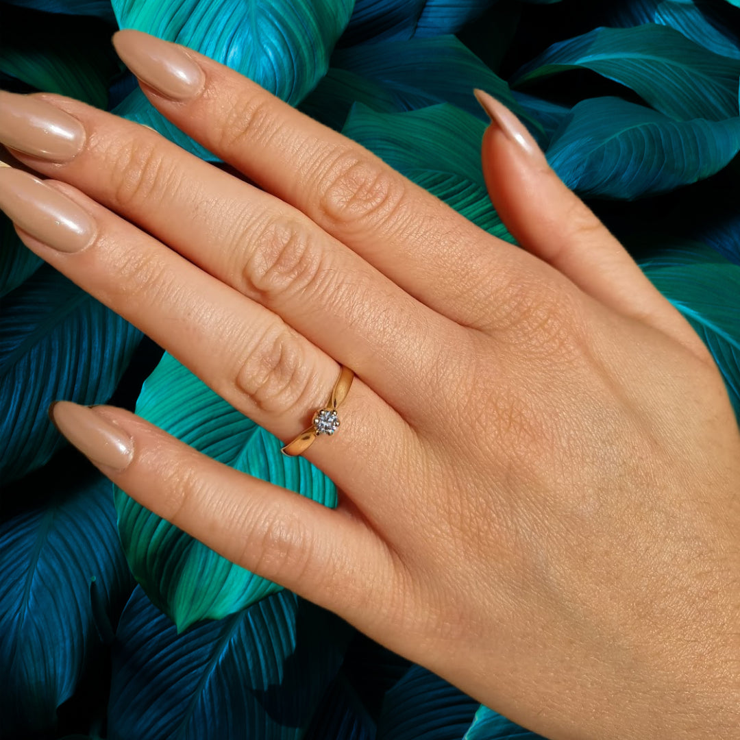 Złoty pierścionek zaręczynowy z diamentem 0,20 ct - zdjęcie na dłoni