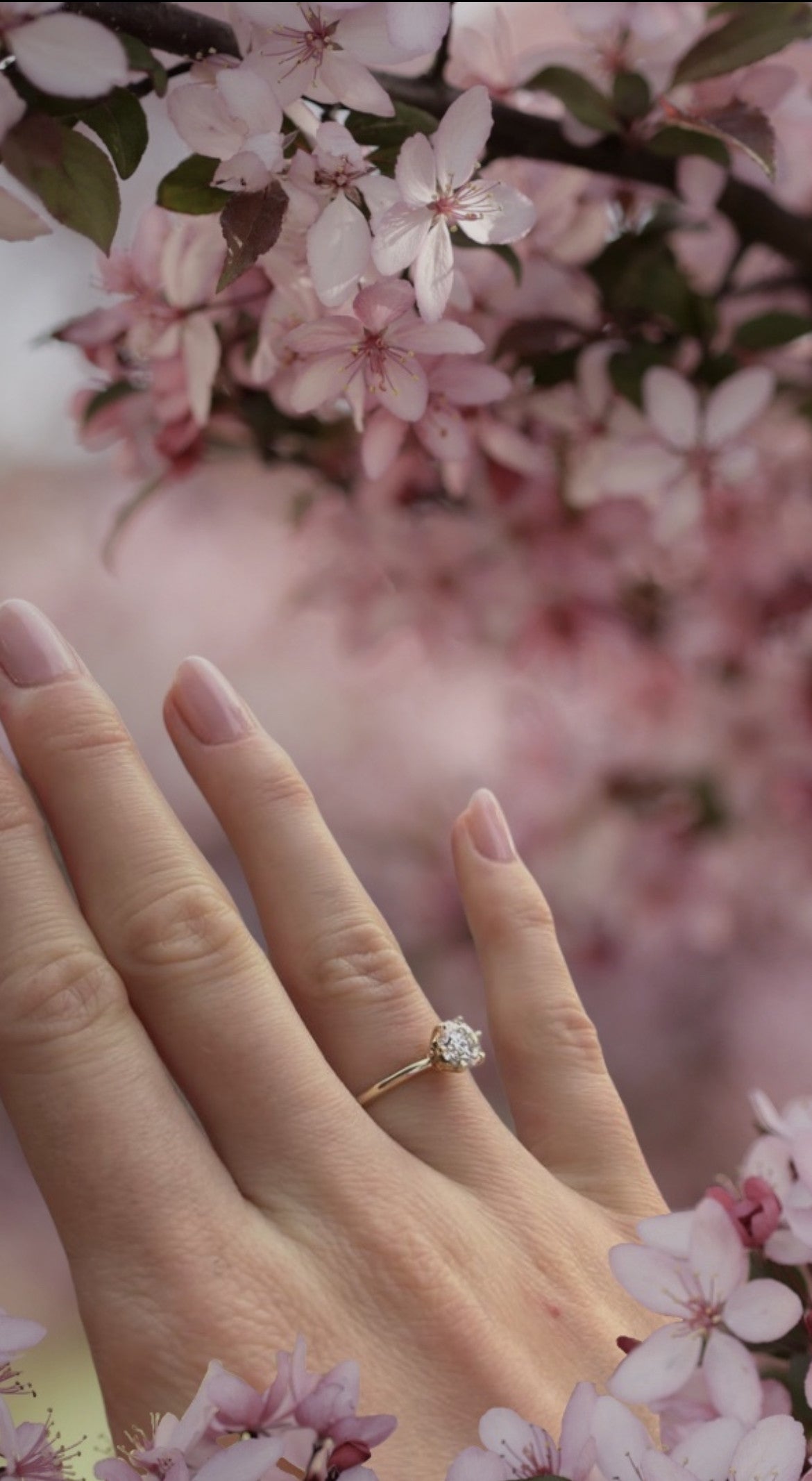 Pierścionek zaręczynowy z diamentem 0,80ct - zdjęcie na dłoni