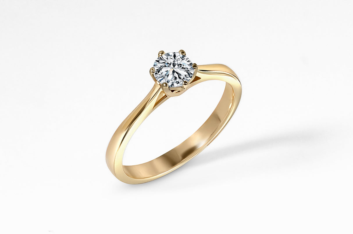 Klasyczny, złoty pierścionek z brylantem 0,4 ct - widok pod kątem