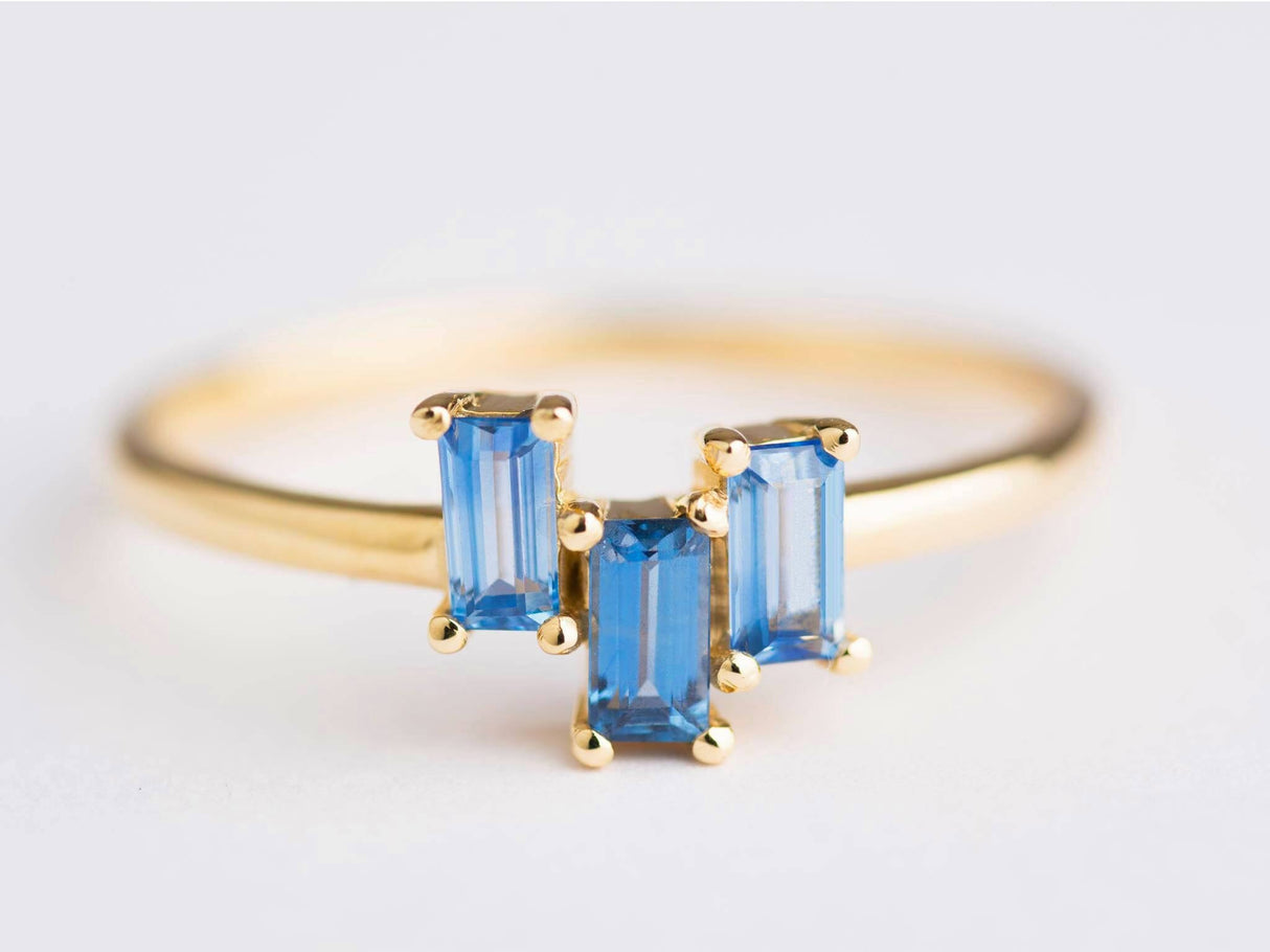 Pierścionek zaręczynowy z szafirami w szlifie bagietek