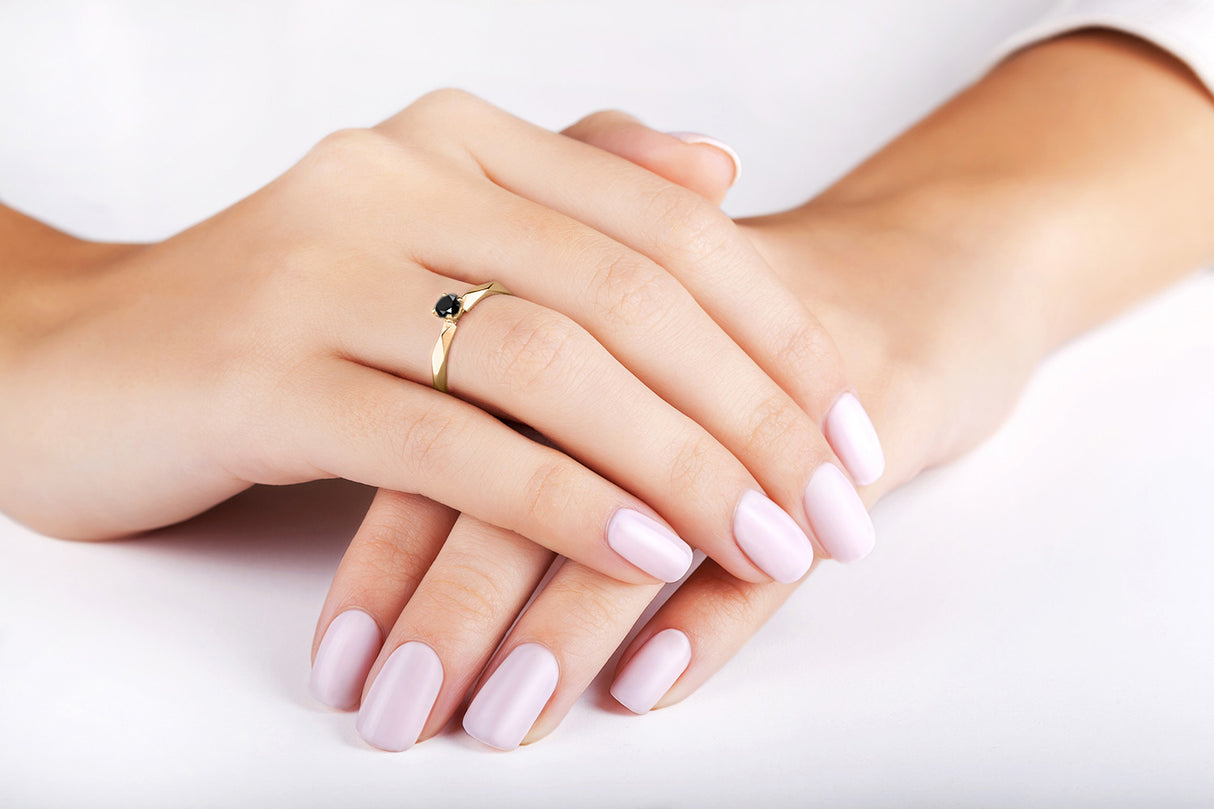 Pierścionek z żółtego złota z czarnym diamentem - widok na dłoni