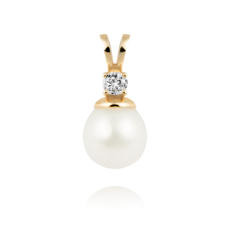 Złota zawieszka z perłą i diamentem.