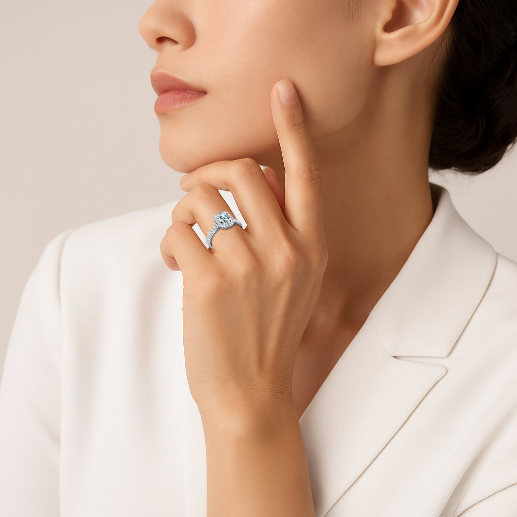 Pierścionek zaręczynowy Aurora Cushion – białe złoto, diamenty 1,20 ct