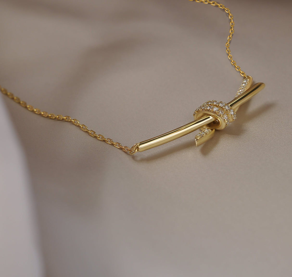 Golden Knot zawieszka z łańcuszkiem w białym złocie