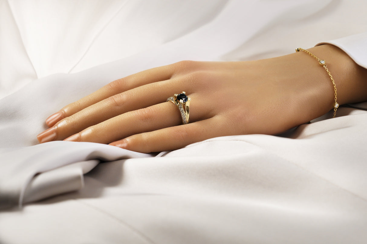 Złota bransoletka z 5 diamentami