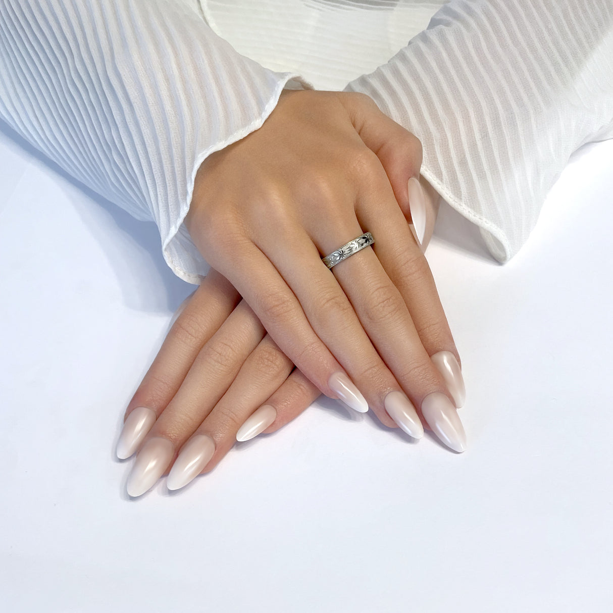 Obrączka ozdobiona liśćmi klonu