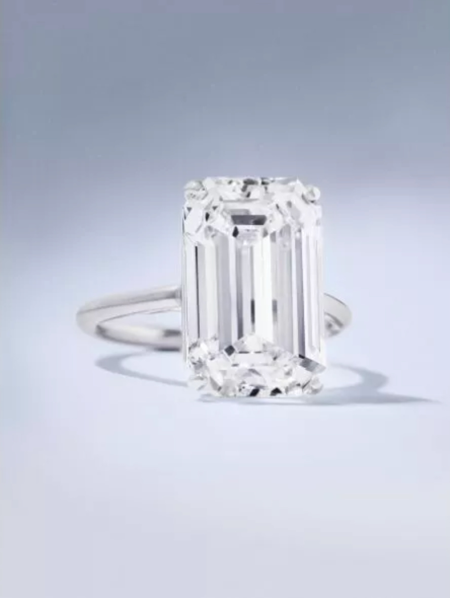 Pierścionek zaręczynowy z diamentem w szlifie szmaragdowym o masie powyżej 10ct sprzedany na aukcji Christies