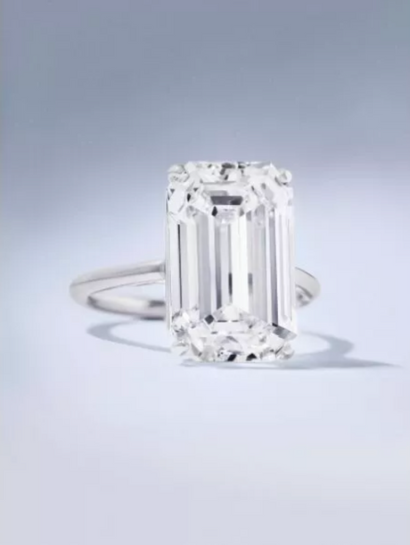 Pierścionek zaręczynowy z diamentem w szlifie szmaragdowym o masie powyżej 10ct sprzedany na aukcji Christies