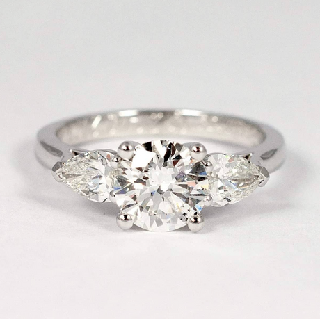 Jaki diament do pierścionka zaręczynowego wybrać, żeby dobrze wyglądał i nie przepłacić? Przewodnik po optymalnych parametrach