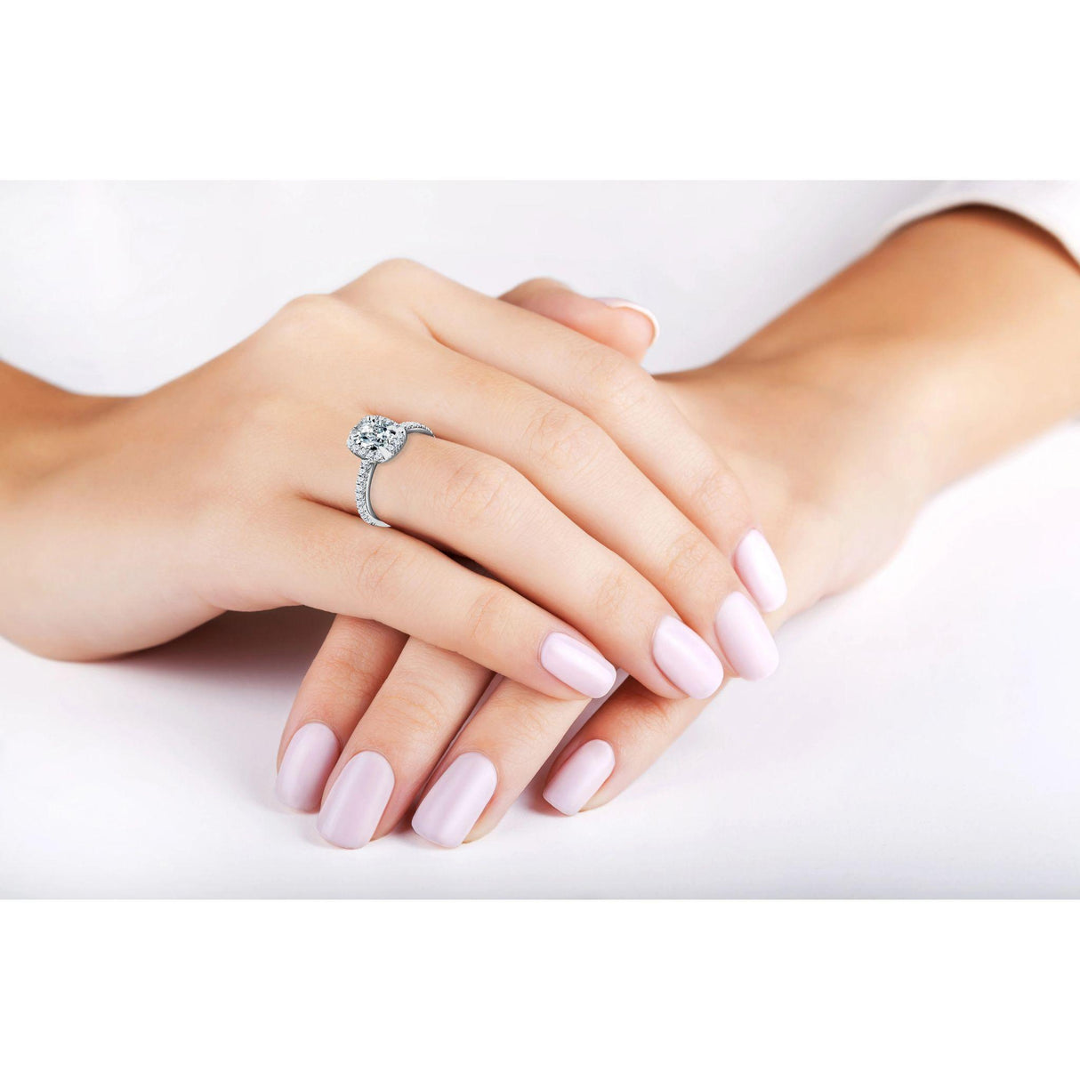 Aurora Cushion - pierścionek z diamentem w szlifie cushion