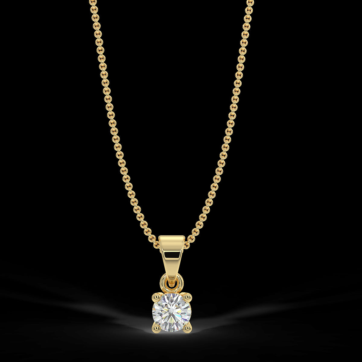 Zawieszka z żółtego złota z diamentami o masie 0,15 ct