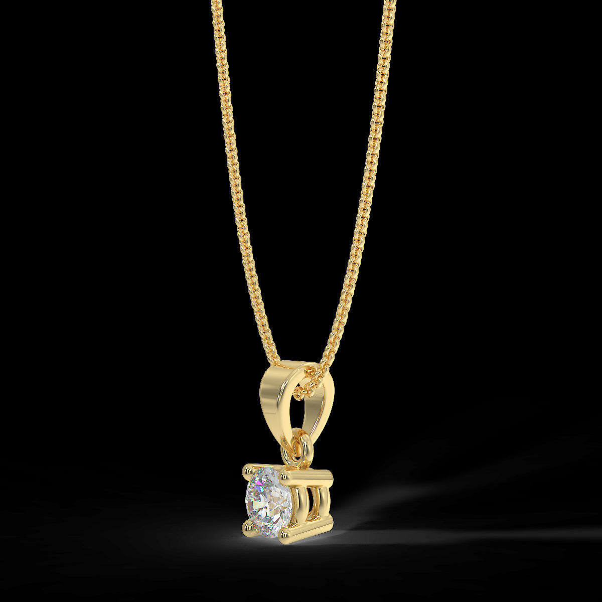 Zawieszka z żółtego złota z diamentami o masie 0,15 ct