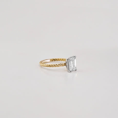 Pierścionek zaręczynowy z 1ct diamentem emerald cut Lab Grow