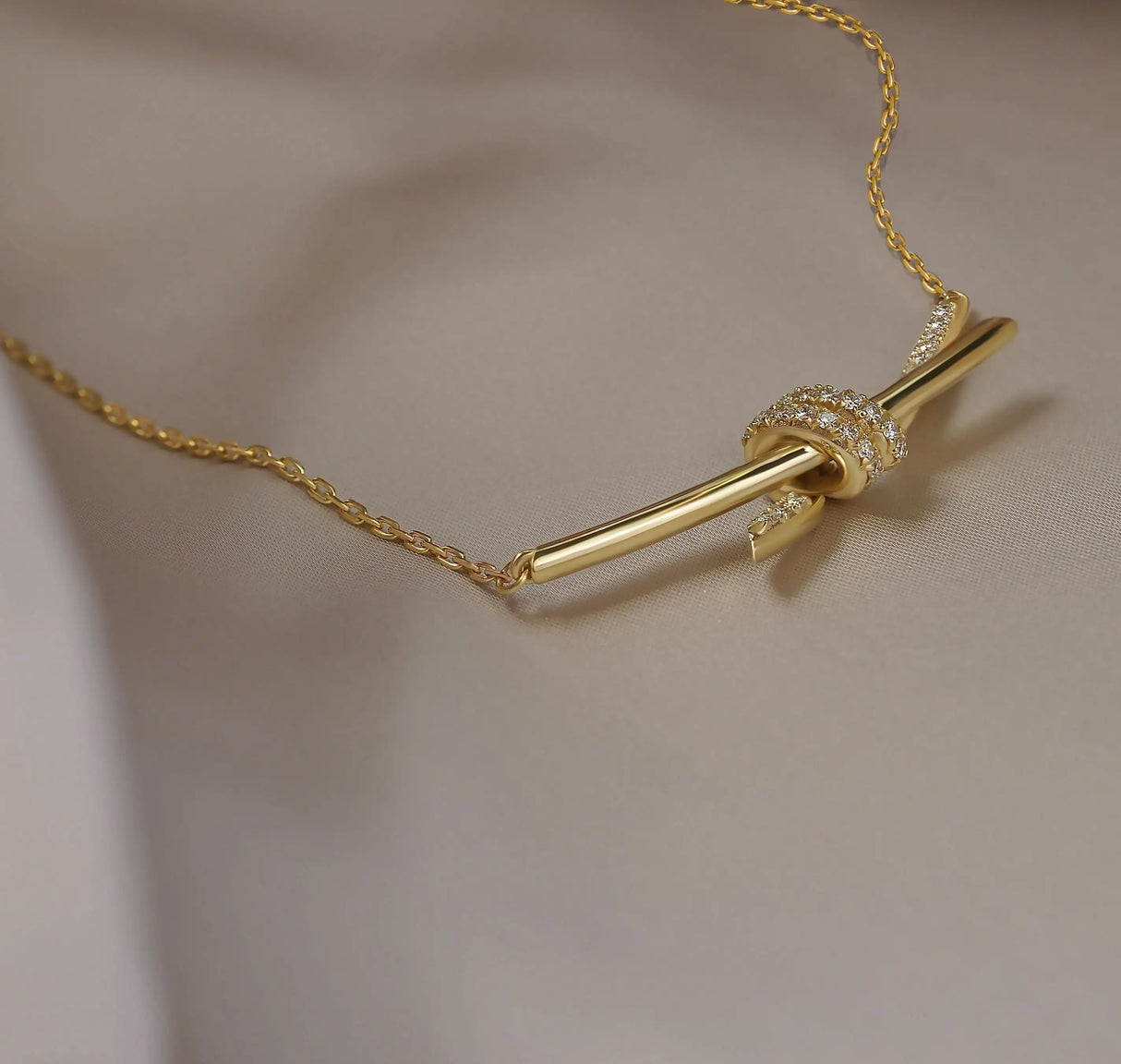 Golden Knot zawieszka z łańcuszkiem w białym złocie