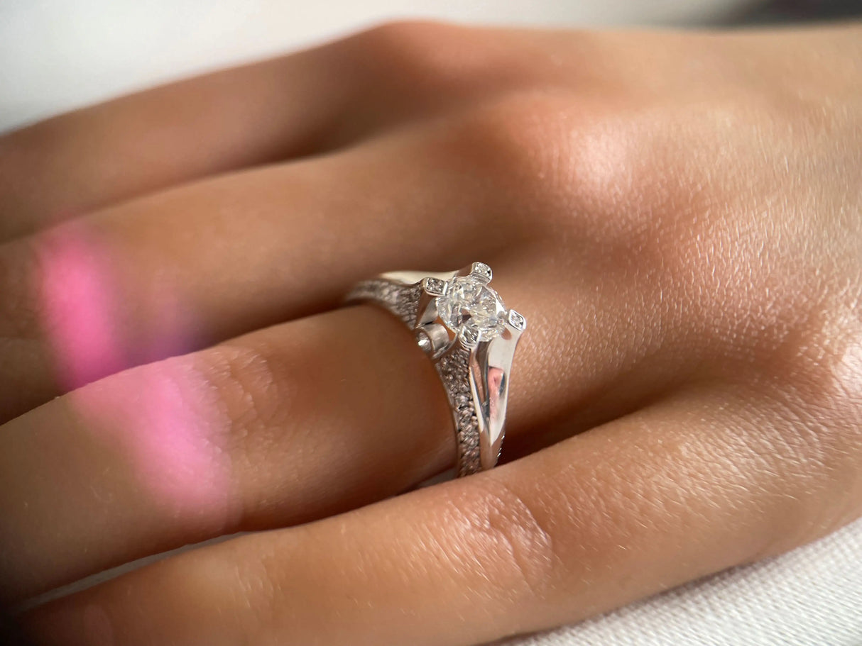 Pierścionek zaręczynowy z diamentami 2ct na dłoni kobiety