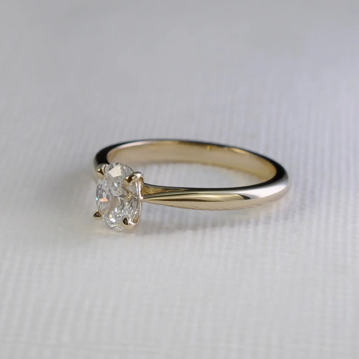 Pierścionek z diamentem w szlifie owalnym 0,80ct
