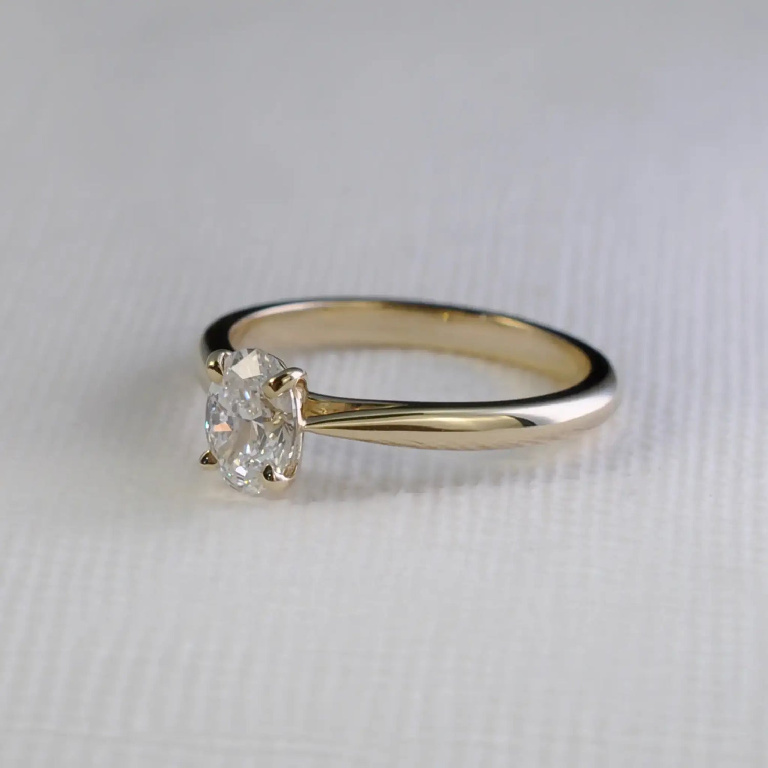 Pierścionek z diamentem w szlifie owalnym 0,80ct