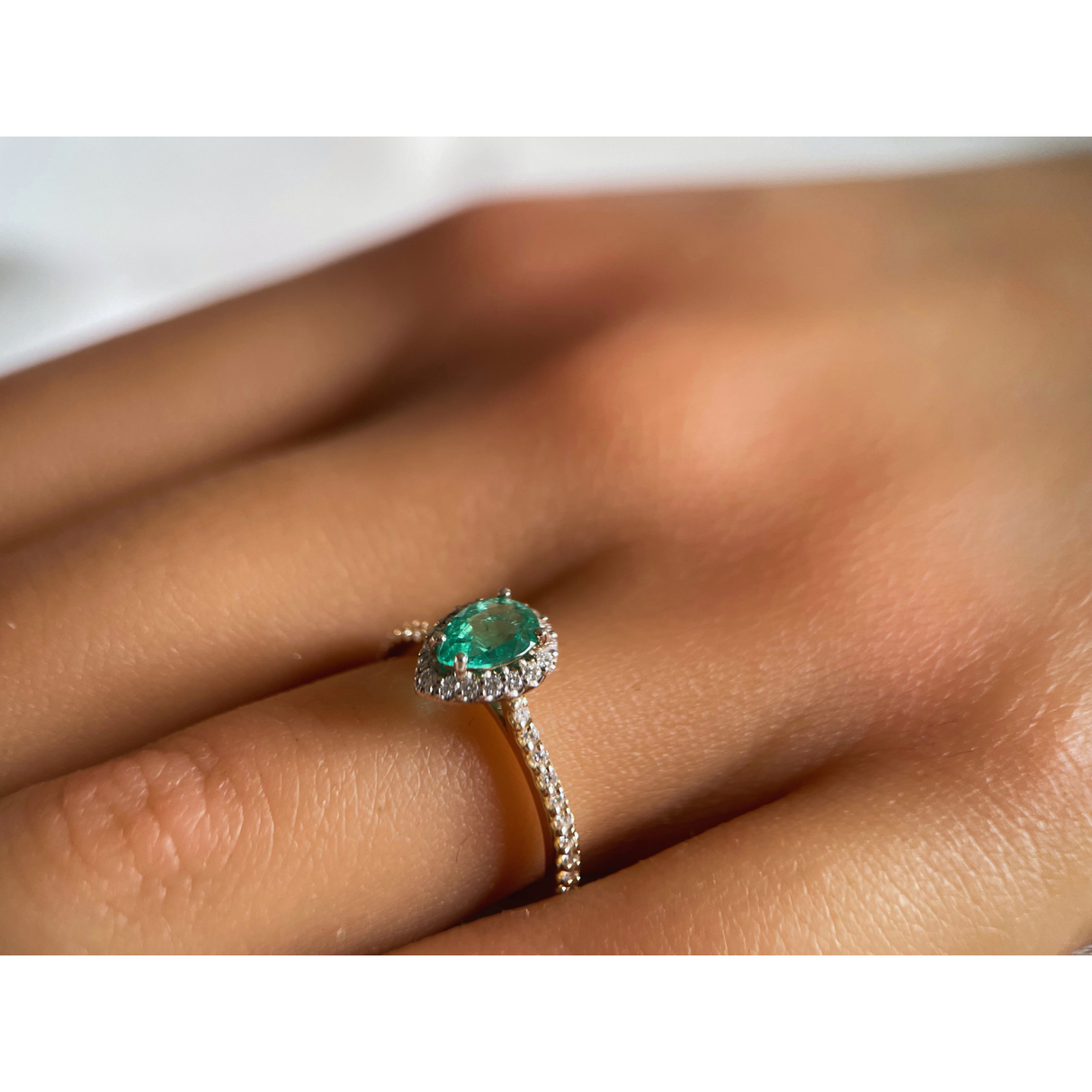 Pierścionek ze szmaragdem Pear Shape 1 ct i diamentami