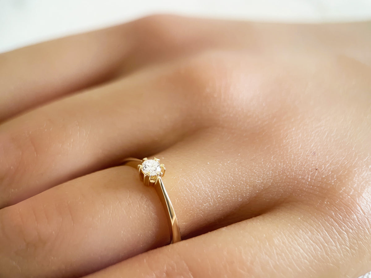 Złoty pierścionek zaręczynowy z diamentem 0,15ct