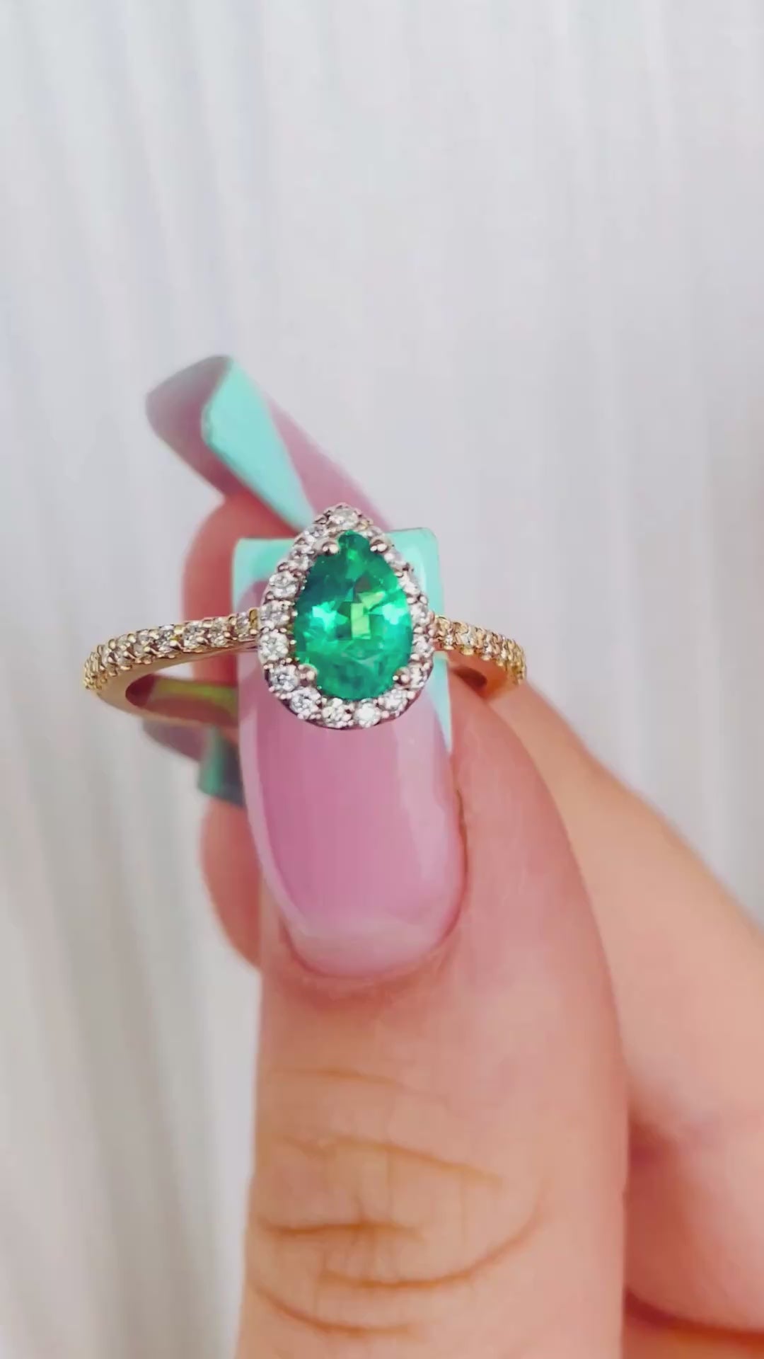 Pierścionek ze szmaragdem Pear Shape 1 ct i diamentami